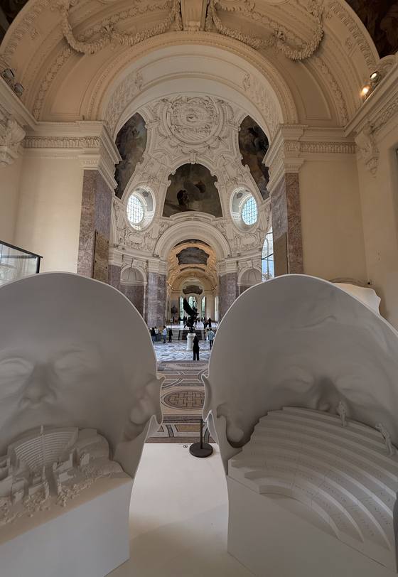 Capetele Janus, din spate