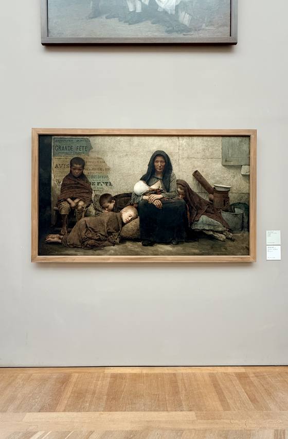 Fernand Pelez, «Sans asile» (1883). O mamă și copiii ei fără adăpost, lângă afișe de bal.